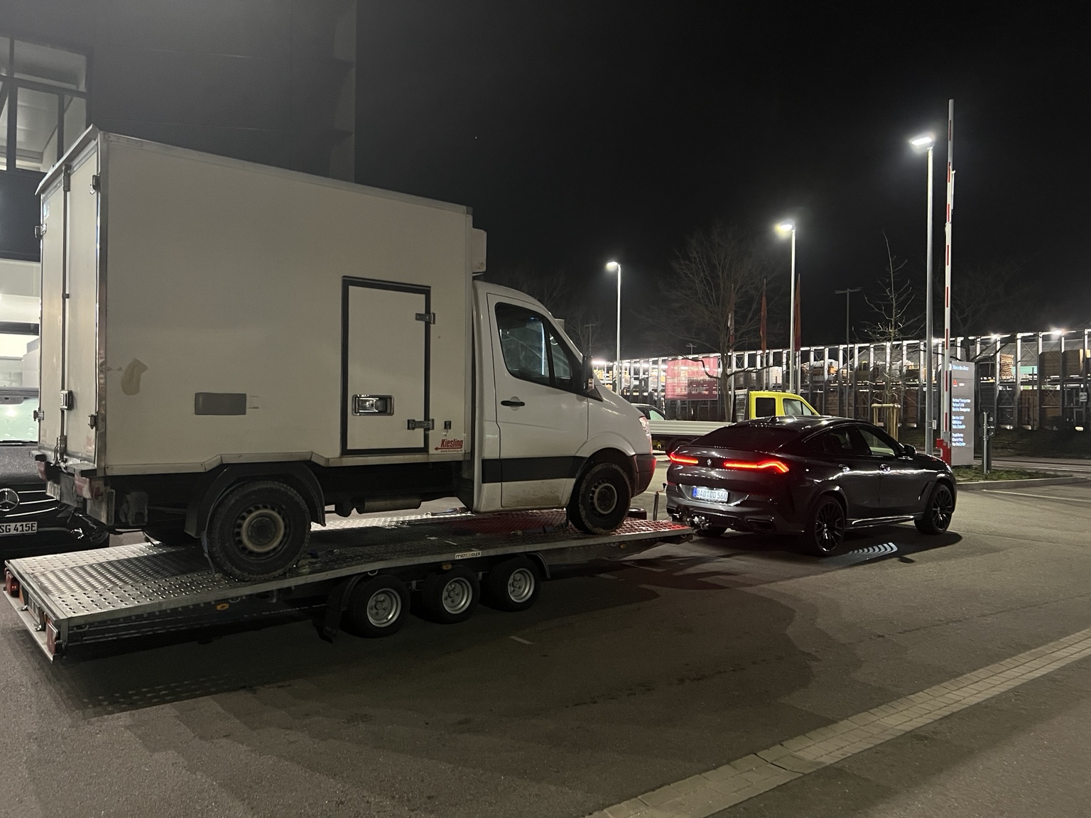 BMW mit dreiachsiger Transportplattform und geladenem Mercedes Sprinter
